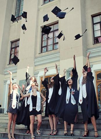 Урочиста нагода для студентів ЗНТУ одягнути мантії випускника